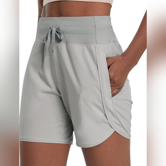 Baleaf Women's 5 Inch Athletic Shorts Size Small, Gray - Picture 1 of 3